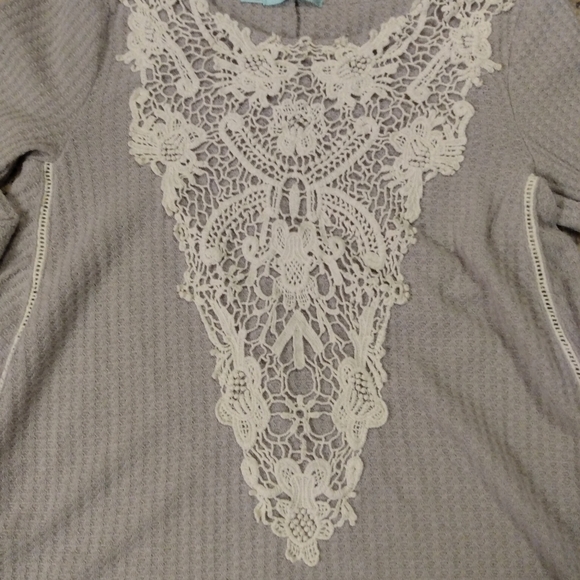 Lace front Hi-Lo boho shirt - Picture 3 of 4